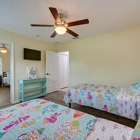 Sunny Sarasota Home With Private Yard And Fire Pit!